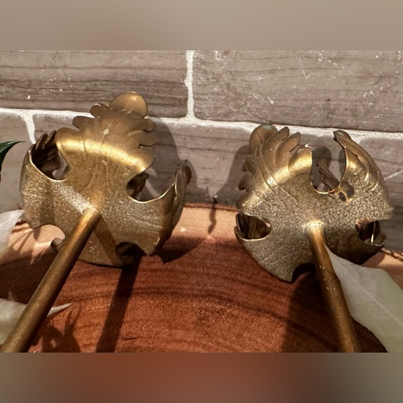 Set of 2 Vintage Brass Look Candle Holders w/Artificial White Poinsettias - Picture 9 of 9